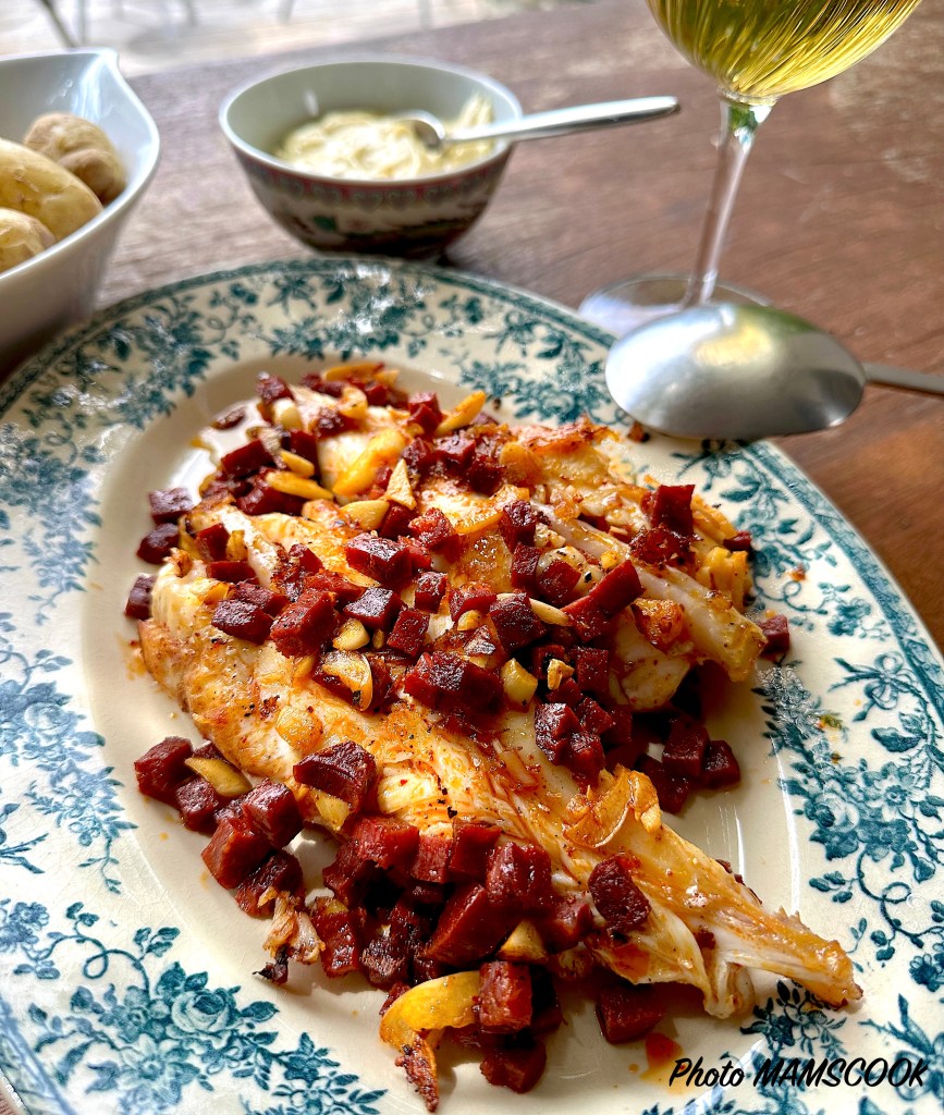 Des queues de lotte marinées à l'ail et au piment d'Espelette avant d'être cuites avec des dés de chorizo! Un plat gourmand et facile à préparer!